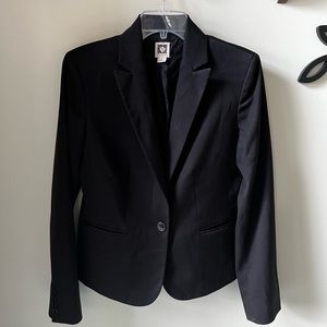Anne Klein Black Notch Collar Jacket With Princess Seam and front pockets size 6